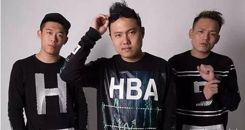 抖音上送你999朵玫瑰什么歌歌名歌词完整版分