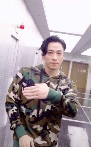 抖音快乐大本营吴卓羲拍灰舞视频教程分享 v1