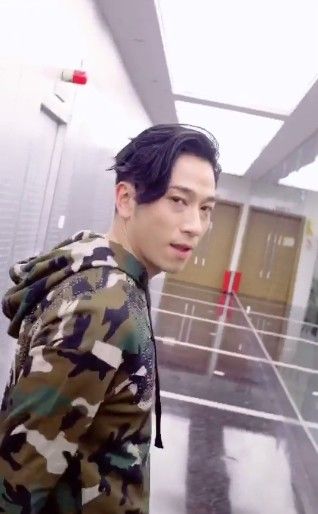 抖音快乐大本营吴卓羲拍灰舞视频教程分享 v1