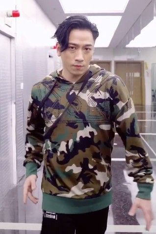 抖音快乐大本营吴卓羲拍灰舞视频教程分享 v1